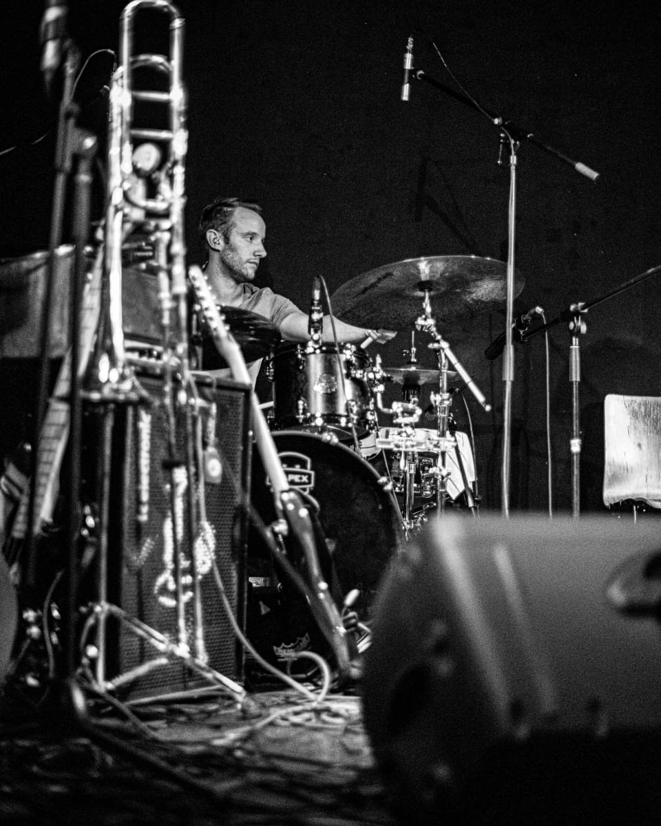 Mathis hinter Schlagzeug