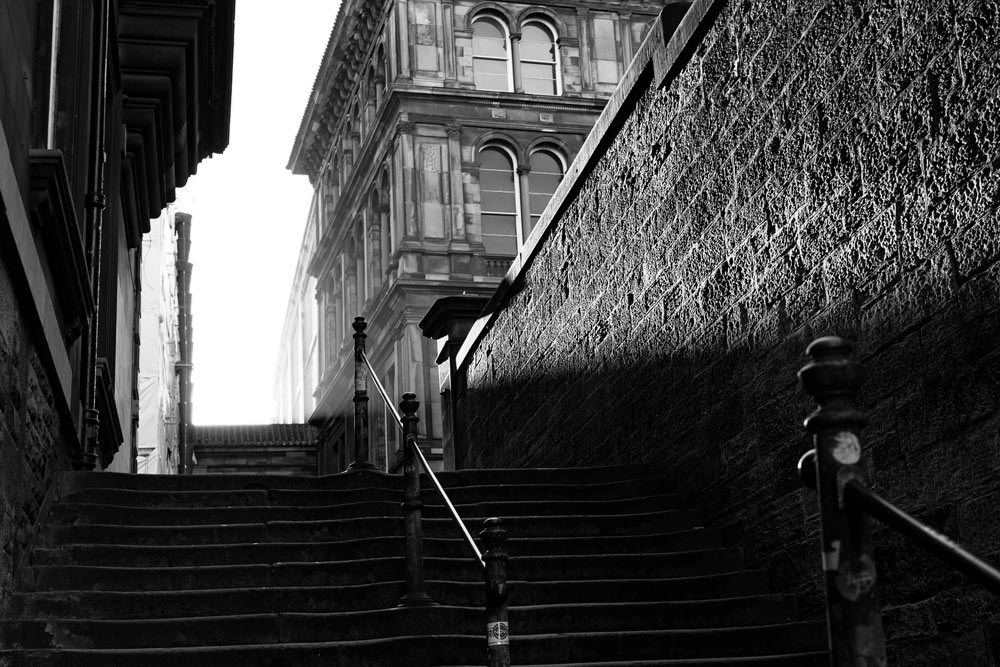 Sonnenstrahlen die durch eine Gasse scheinen